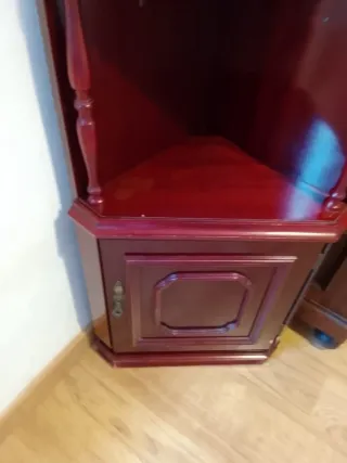 Esquinera de madera color cobrizo