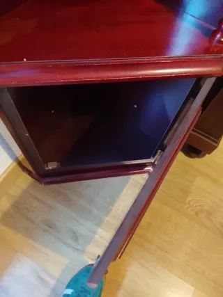 Esquinera de madera color cobrizo