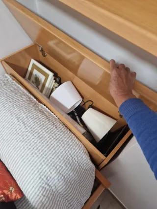 Arcón y estantería de madera