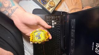 Reloj Invicta Amarillo y Dorado