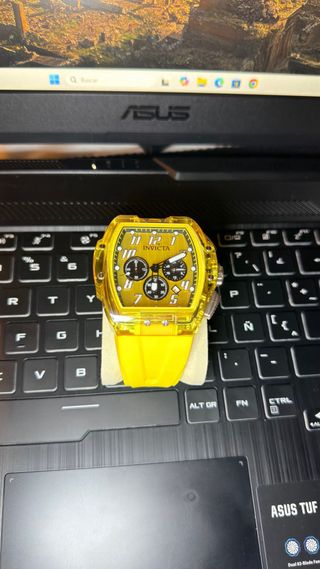 Reloj Invicta Amarillo y Dorado
