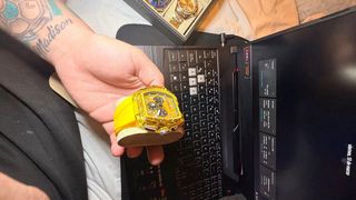 Reloj Invicta Amarillo y Dorado