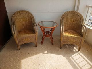 Conjunto mimbre: 2 sillones + mesa auxiliar