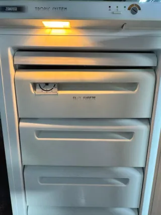 Congelador vertical Zanussi Tropic System