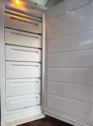 Congelador vertical Zanussi Tropic System