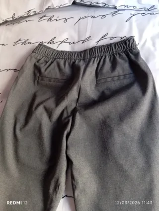 Pantalón casual gris con banda lateral