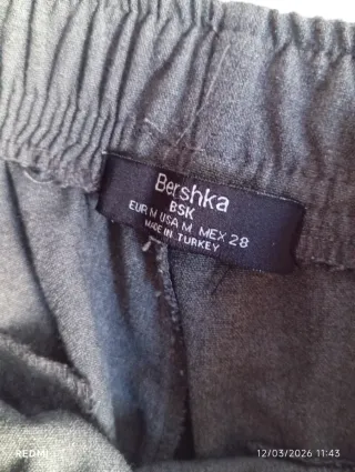 Pantalón casual gris con banda lateral