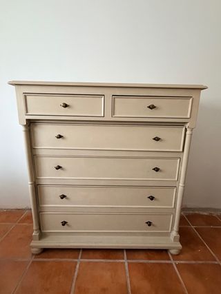 Cómoda de madera pintada a la tiza