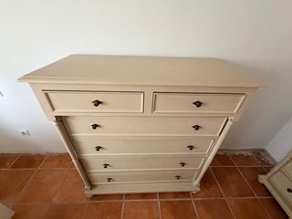 Cómoda de madera pintada a la tiza