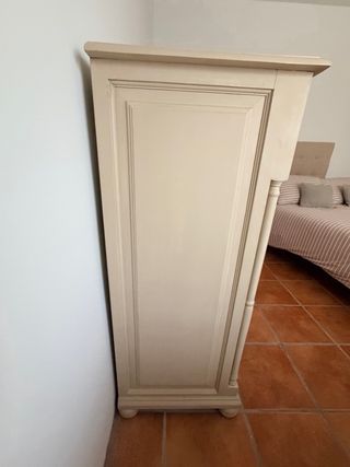 Cómoda de madera pintada a la tiza