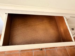 Cómoda de madera pintada a la tiza