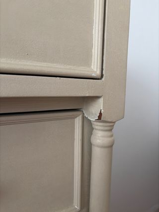 Cómoda de madera pintada a la tiza