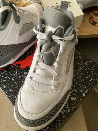 Zapatillas Jordan Blancas y Grises