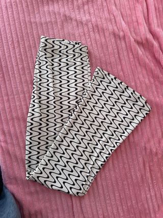 Pantalón de diseño con estampado ondulado