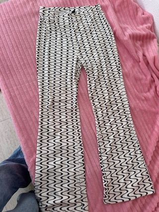 Pantalón de diseño con estampado ondulado