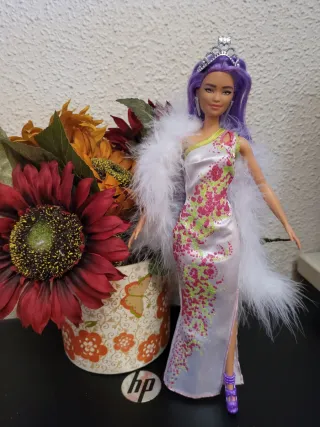 Muñeca Barbie con vestido y tiara