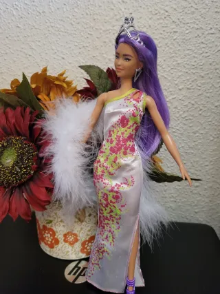 Muñeca Barbie con vestido y tiara