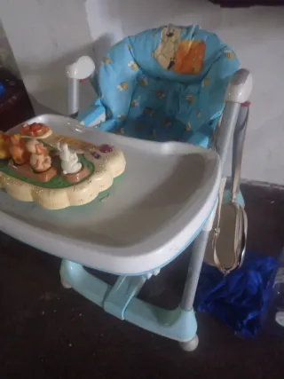Trona de bebé azul con cojín estampado