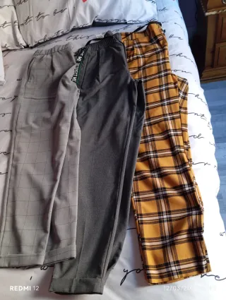Pantalones casuales grises y amarillos