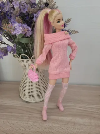 Muñeca Barbie articulada con vestido rosa