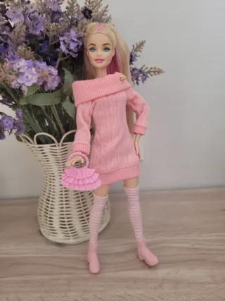 Muñeca Barbie articulada con vestido rosa