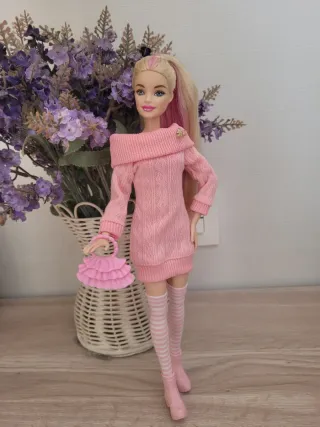 Muñeca Barbie articulada con vestido rosa