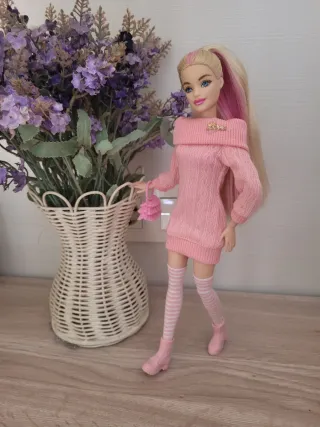 Muñeca Barbie articulada con vestido rosa