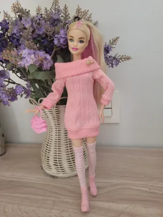 Muñeca Barbie articulada con vestido rosa
