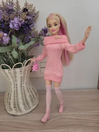 Muñeca Barbie articulada con vestido rosa