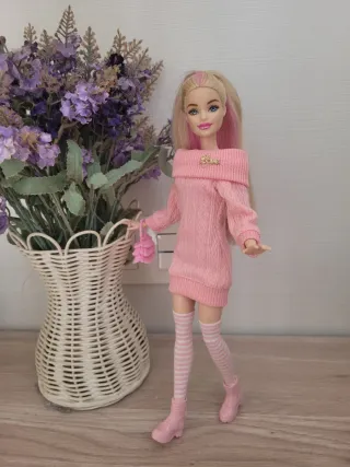 Muñeca Barbie articulada con vestido rosa