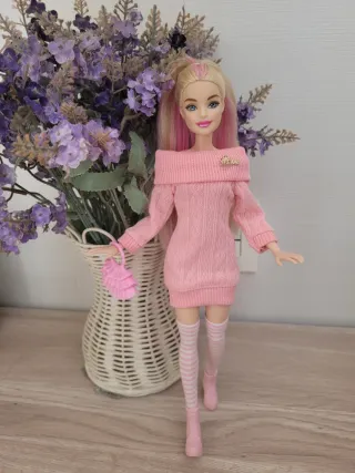 Muñeca Barbie articulada con vestido rosa