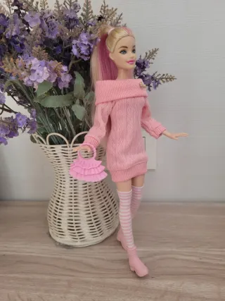 Muñeca Barbie articulada con vestido rosa