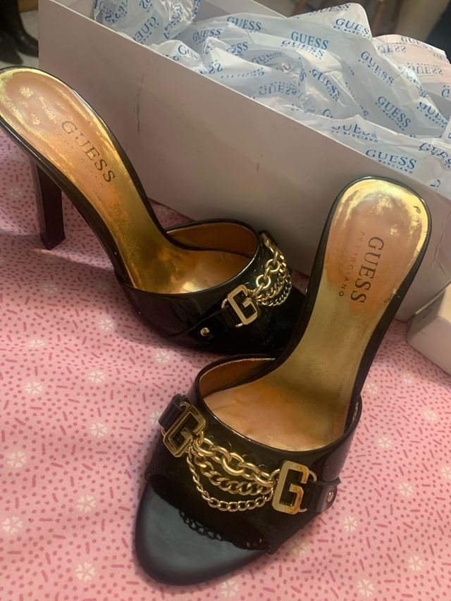 Sandalias Guess Talla 36 Negro y Dorado