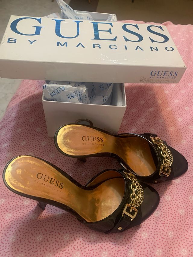 Sandalias Guess Talla 36 Negro y Dorado