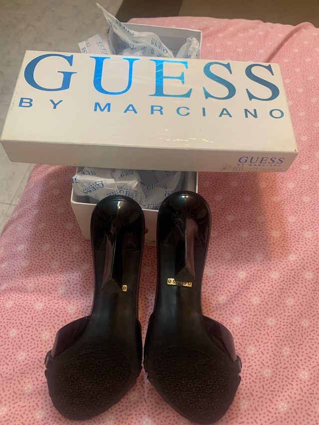 Sandalias Guess Talla 36 Negro y Dorado