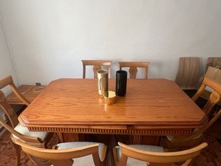 Mesa de comedor de madera con 6 sillas