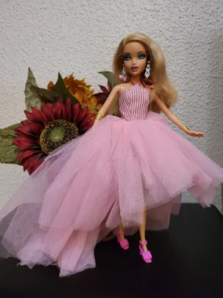 Muñeca barbie con vestido rosa y accesorios