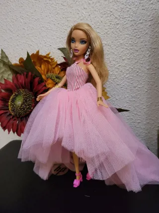 Muñeca barbie con vestido rosa y accesorios