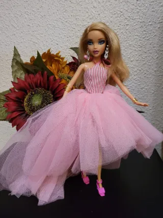 Muñeca barbie con vestido rosa y accesorios
