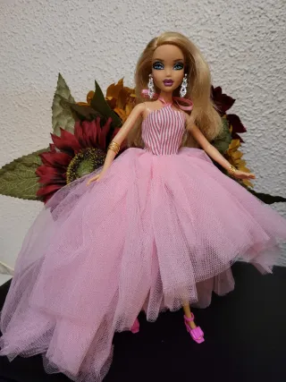Muñeca barbie con vestido rosa y accesorios