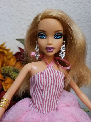 Muñeca barbie con vestido rosa y accesorios