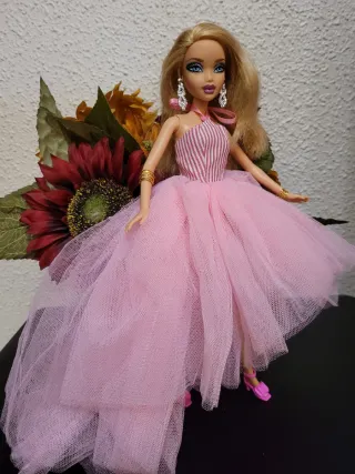 Muñeca barbie con vestido rosa y accesorios