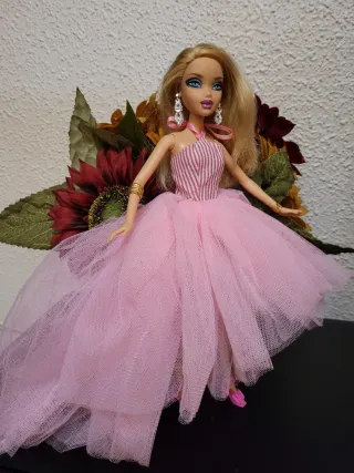 Muñeca barbie con vestido rosa y accesorios