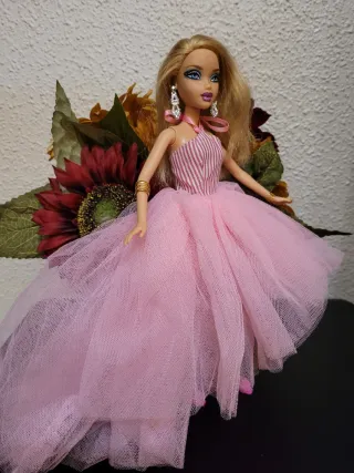 Muñeca barbie con vestido rosa y accesorios