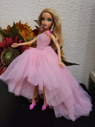 Muñeca barbie con vestido rosa y accesorios