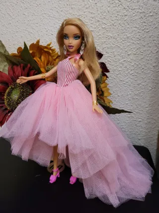 Muñeca barbie con vestido rosa y accesorios