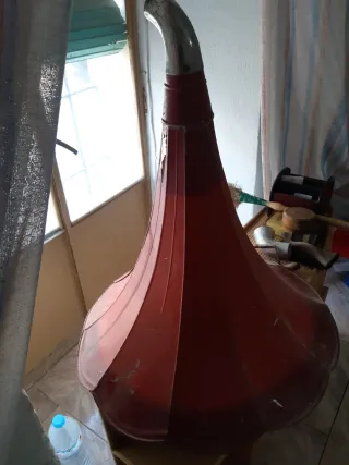 Gramola antigua con trompeta roja