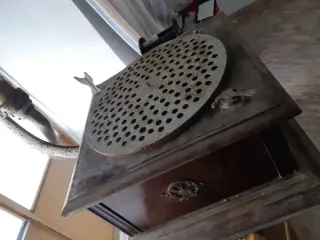 Gramola antigua con trompeta roja