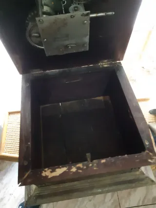 Gramola antigua con trompeta roja