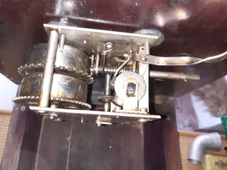 Gramola antigua con trompeta roja